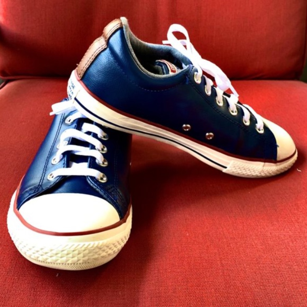 "Converse All Star" navy, low top, leather, Jr size 6